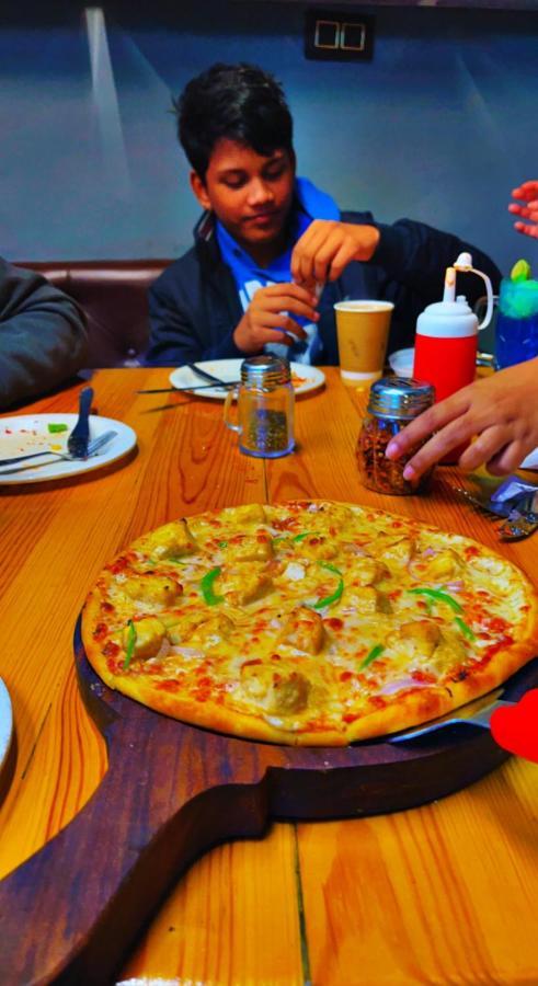 Everest Guest House Gulmarg Esterno foto