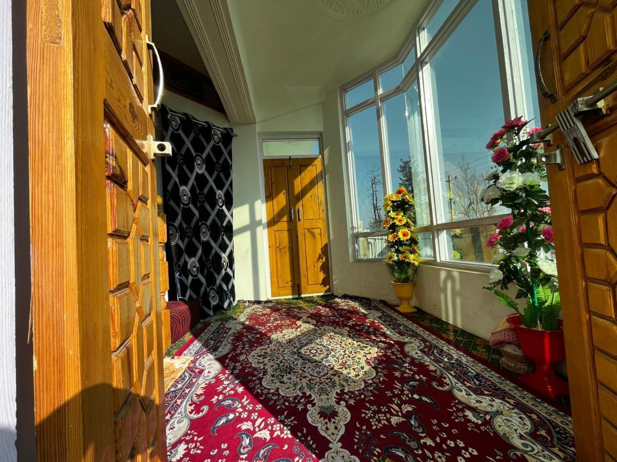 Everest Guest House Gulmarg Esterno foto