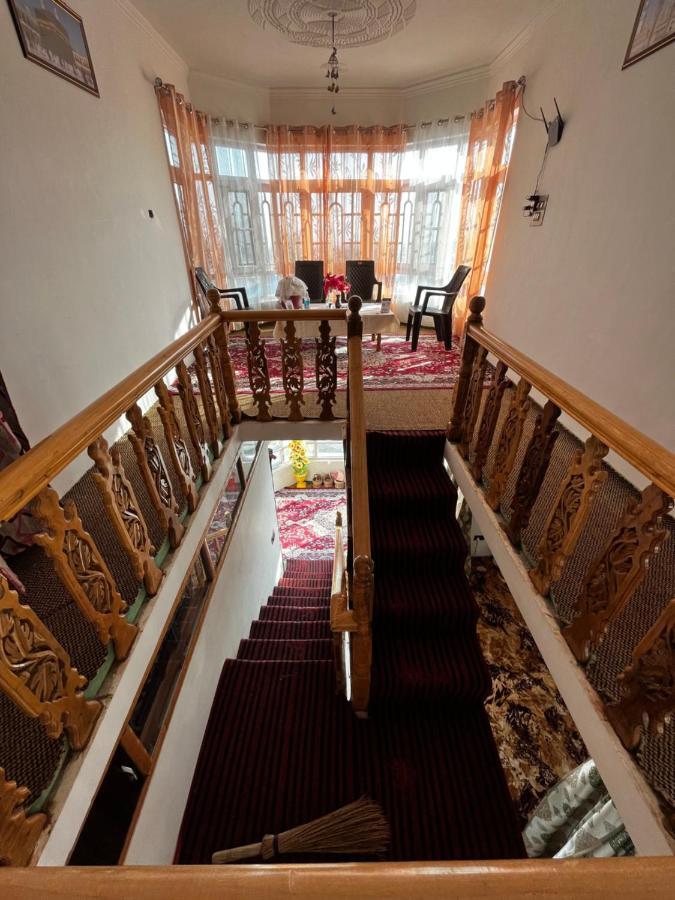 Everest Guest House Gulmarg Esterno foto