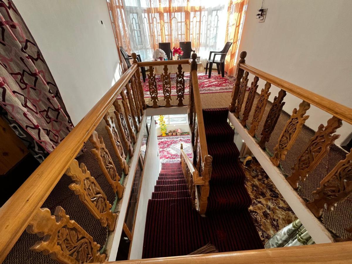 Everest Guest House Gulmarg Esterno foto