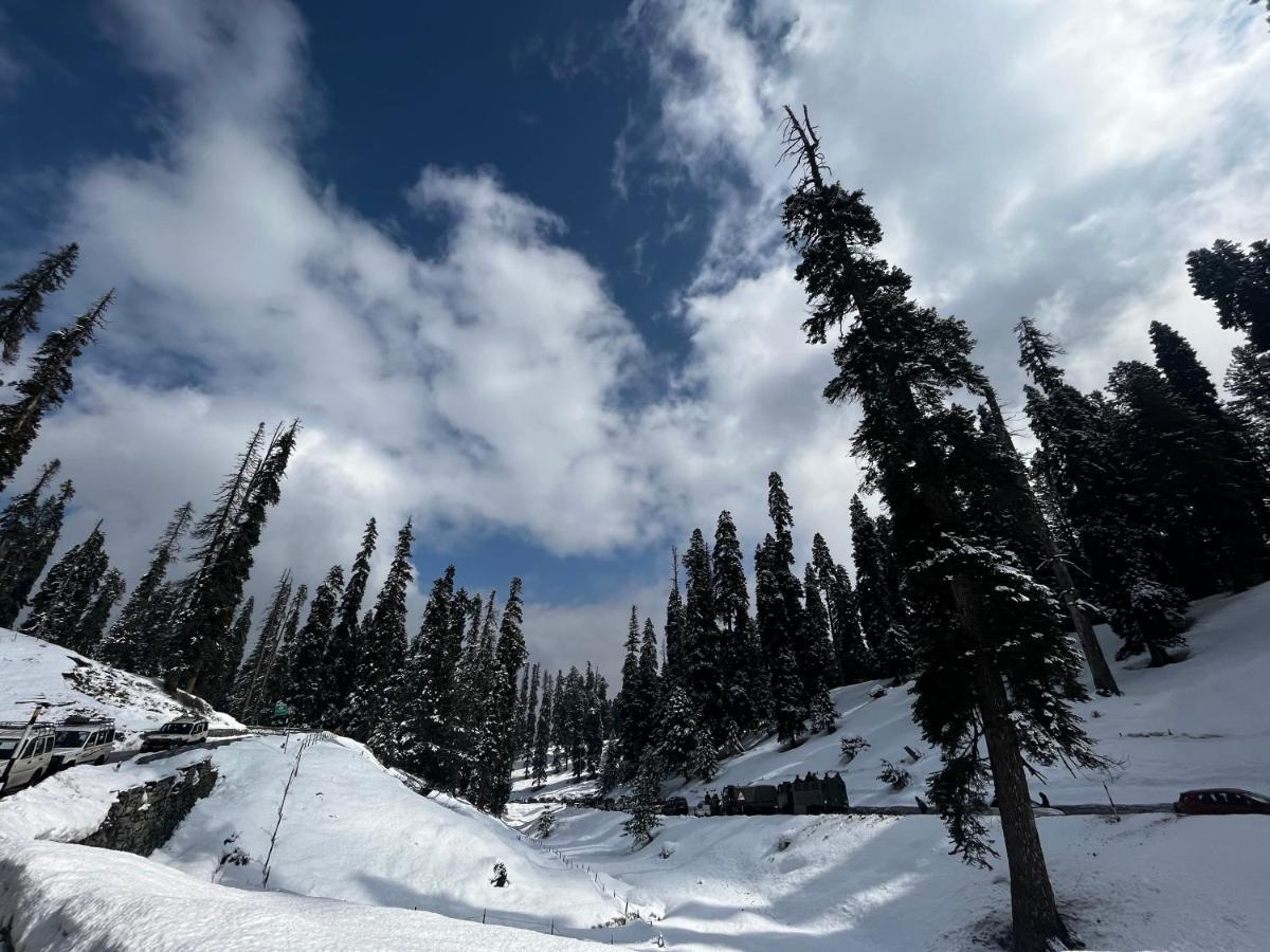 Everest Guest House Gulmarg Esterno foto