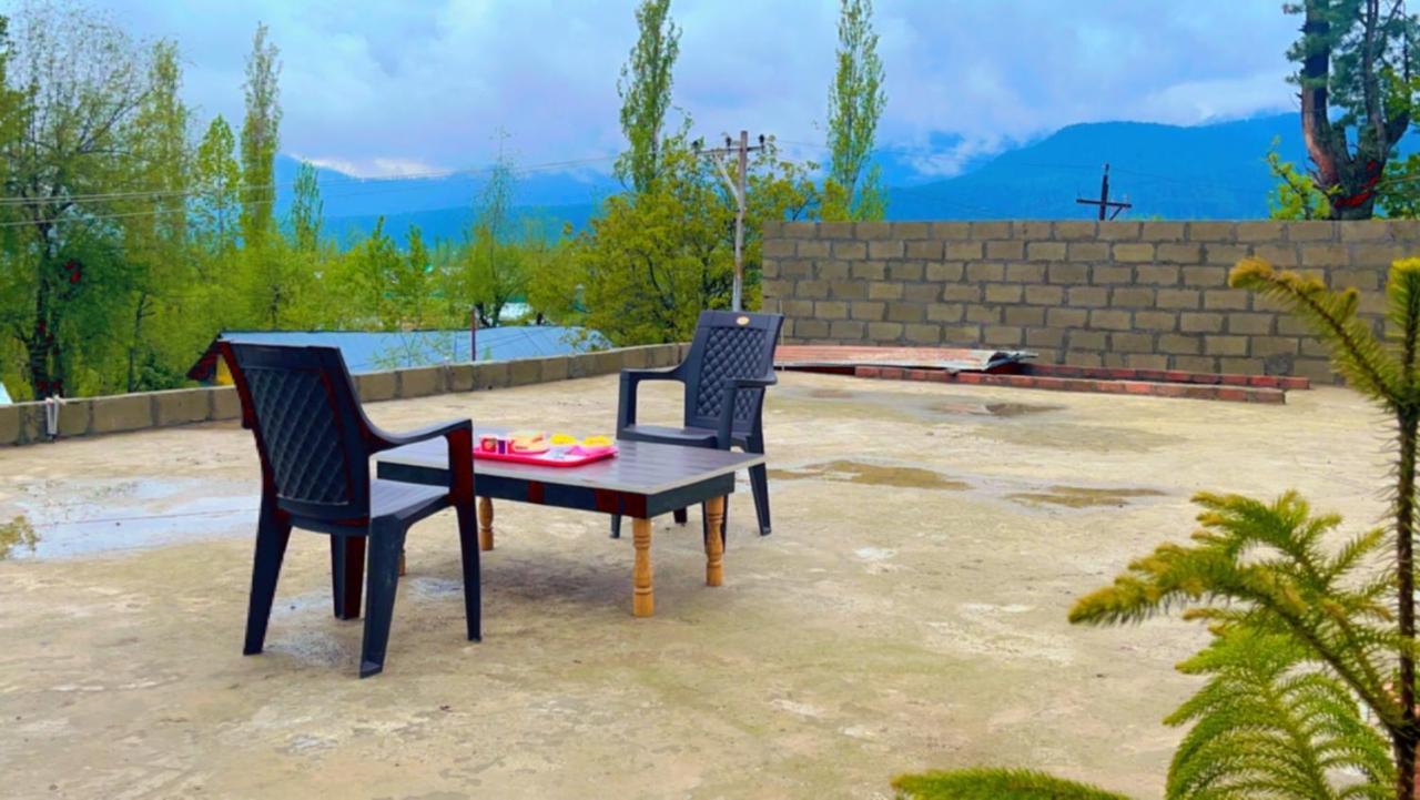 Everest Guest House Gulmarg Esterno foto