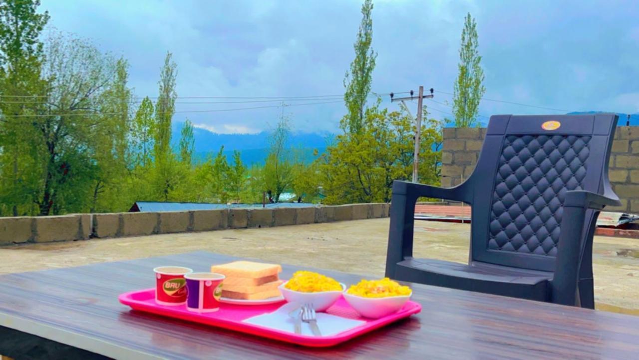 Everest Guest House Gulmarg Esterno foto