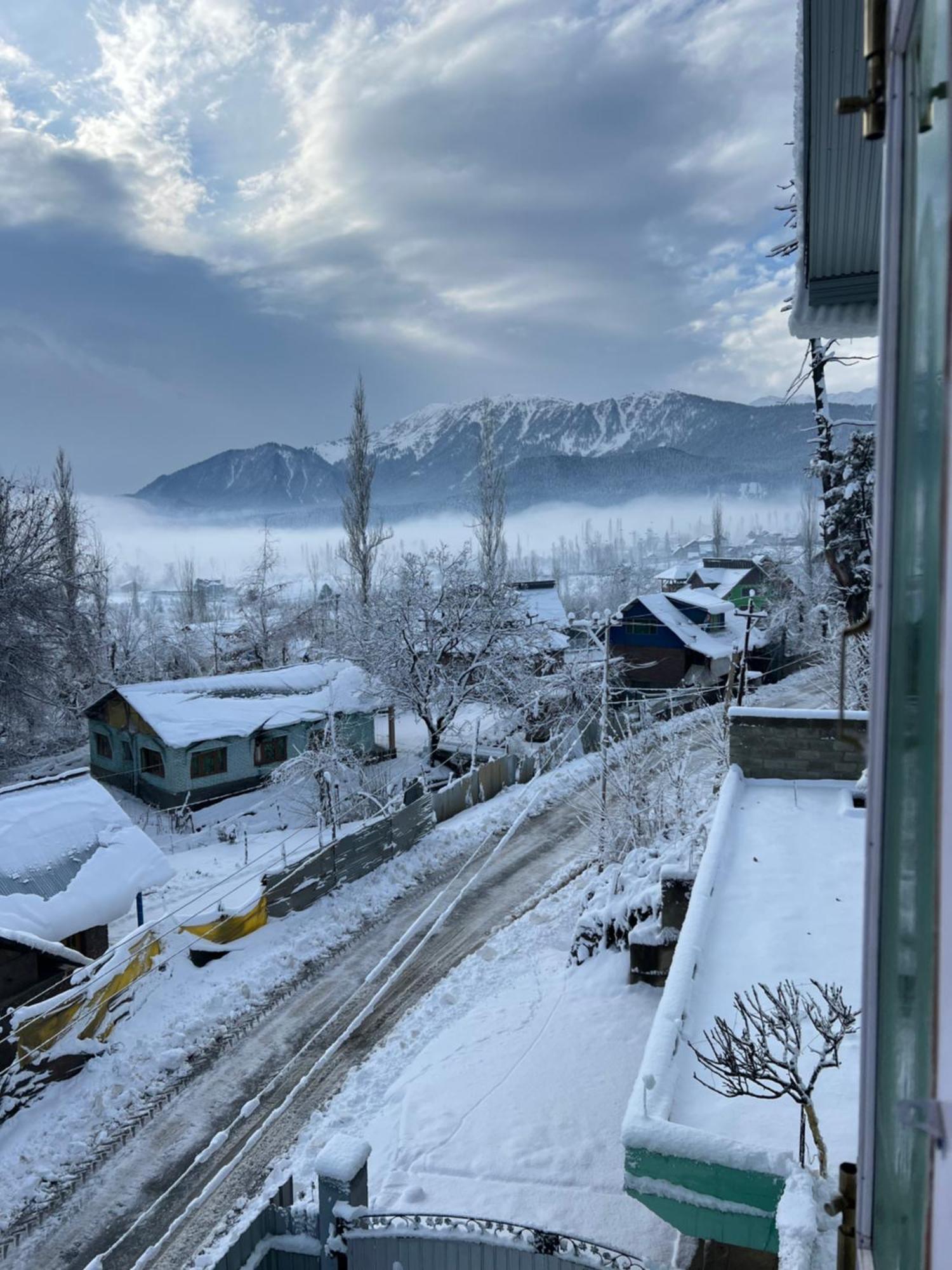 Everest Guest House Gulmarg Esterno foto