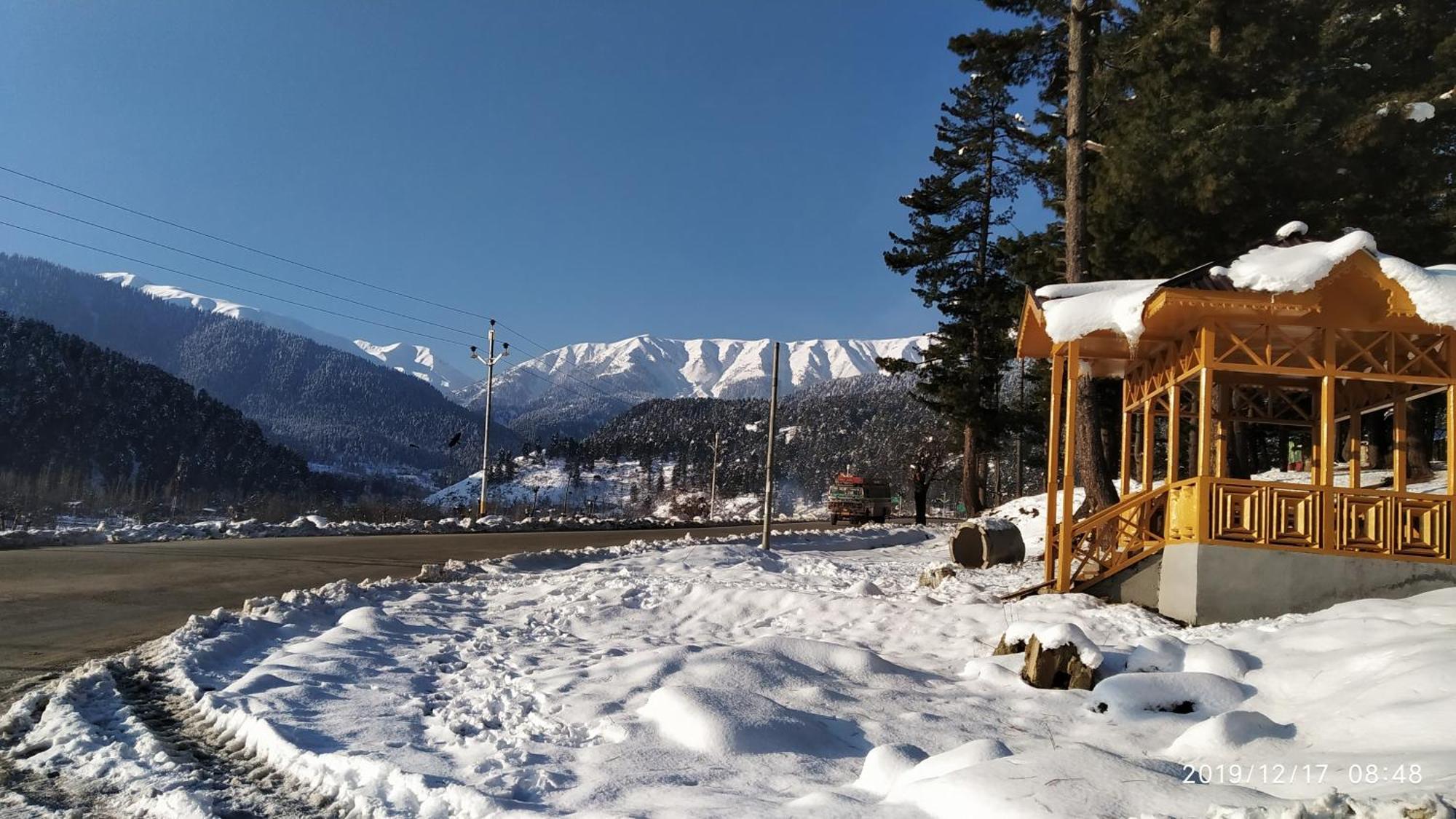 Everest Guest House Gulmarg Esterno foto