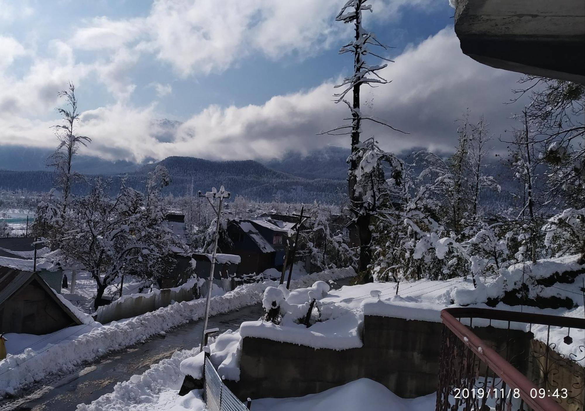 Everest Guest House Gulmarg Esterno foto