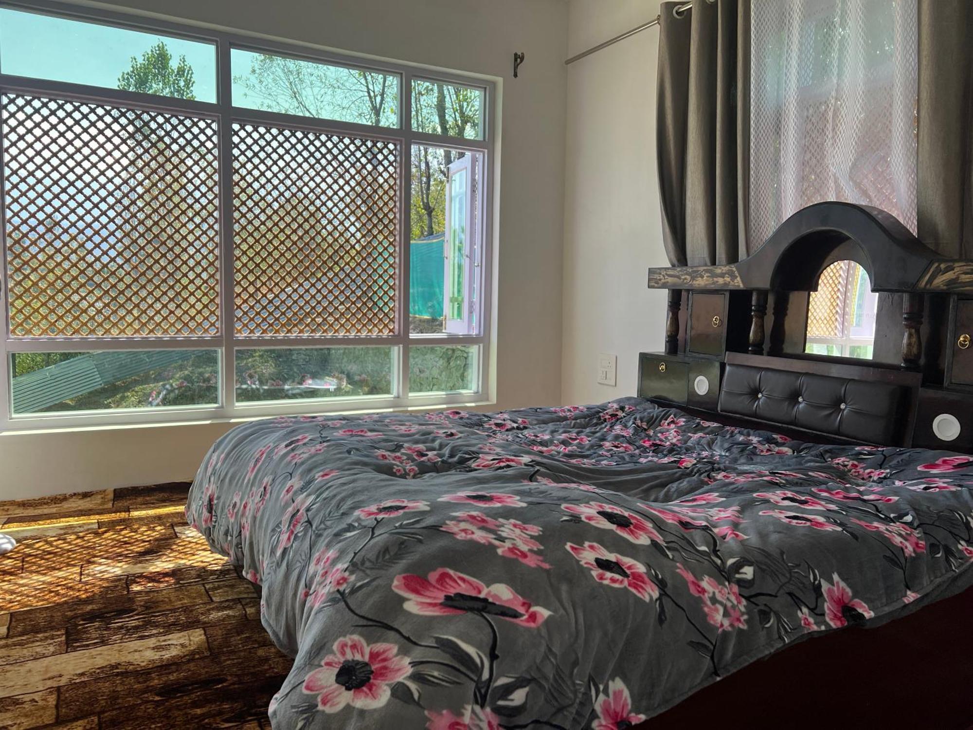 Everest Guest House Gulmarg Esterno foto