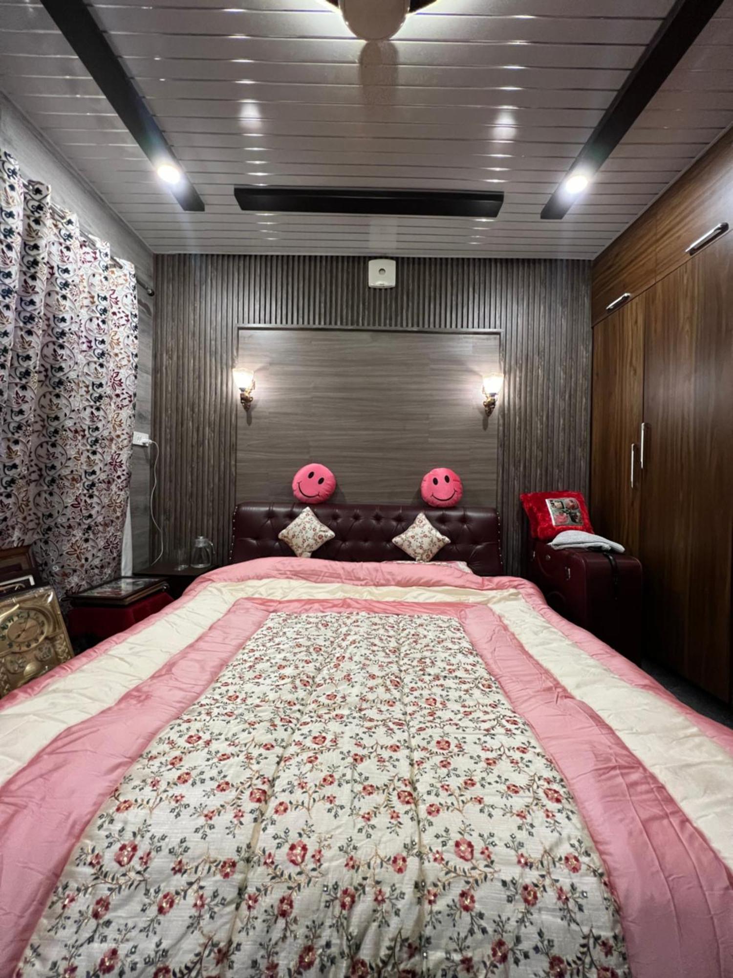 Everest Guest House Gulmarg Esterno foto