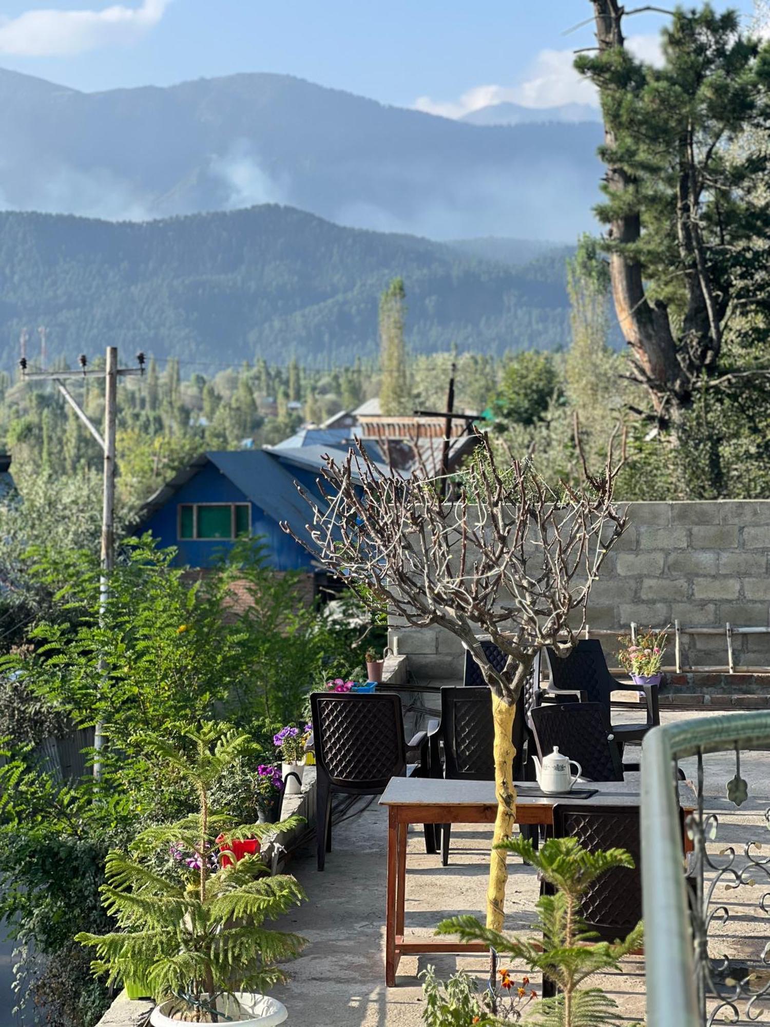 Everest Guest House Gulmarg Esterno foto