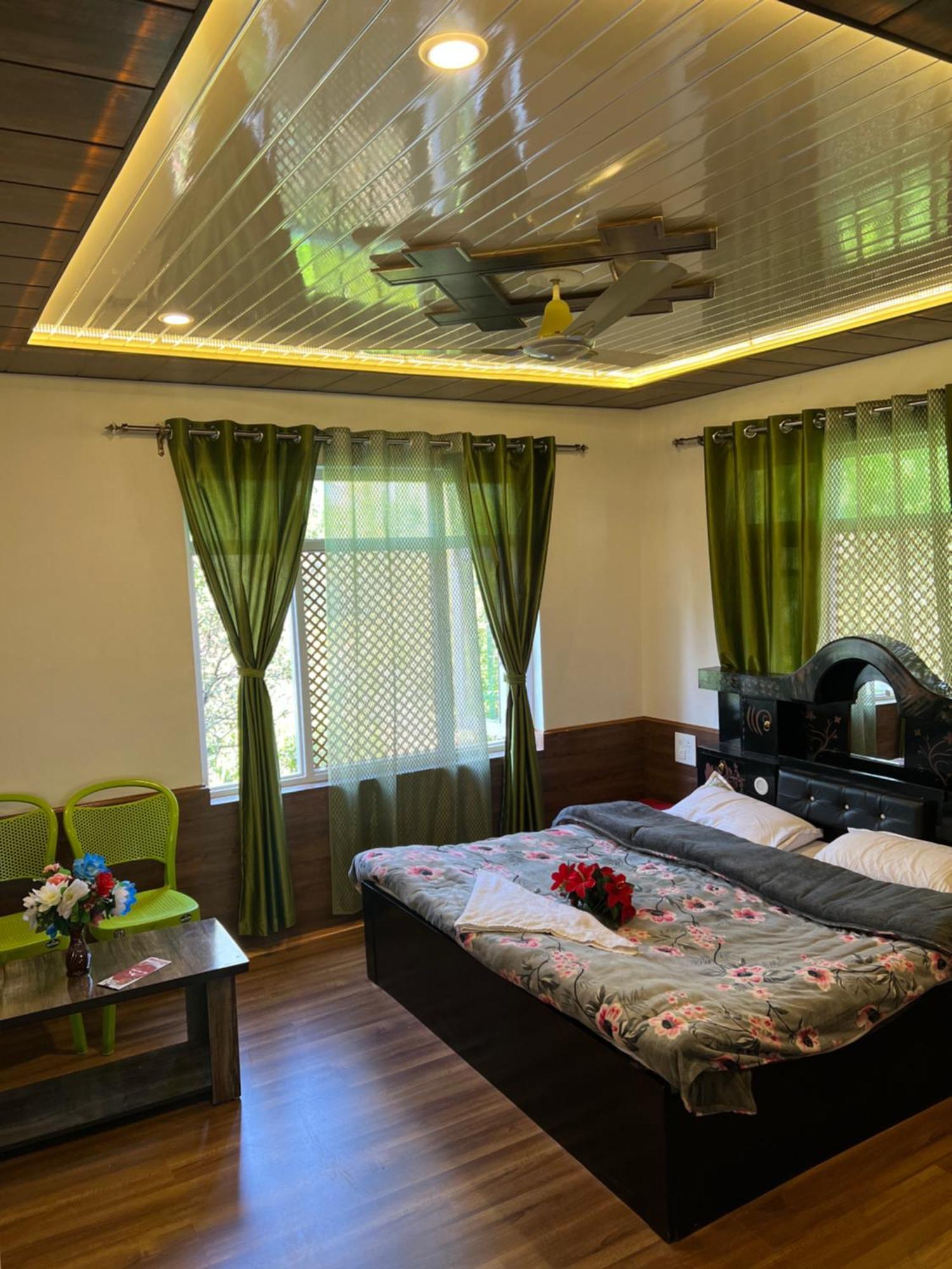 Everest Guest House Gulmarg Esterno foto