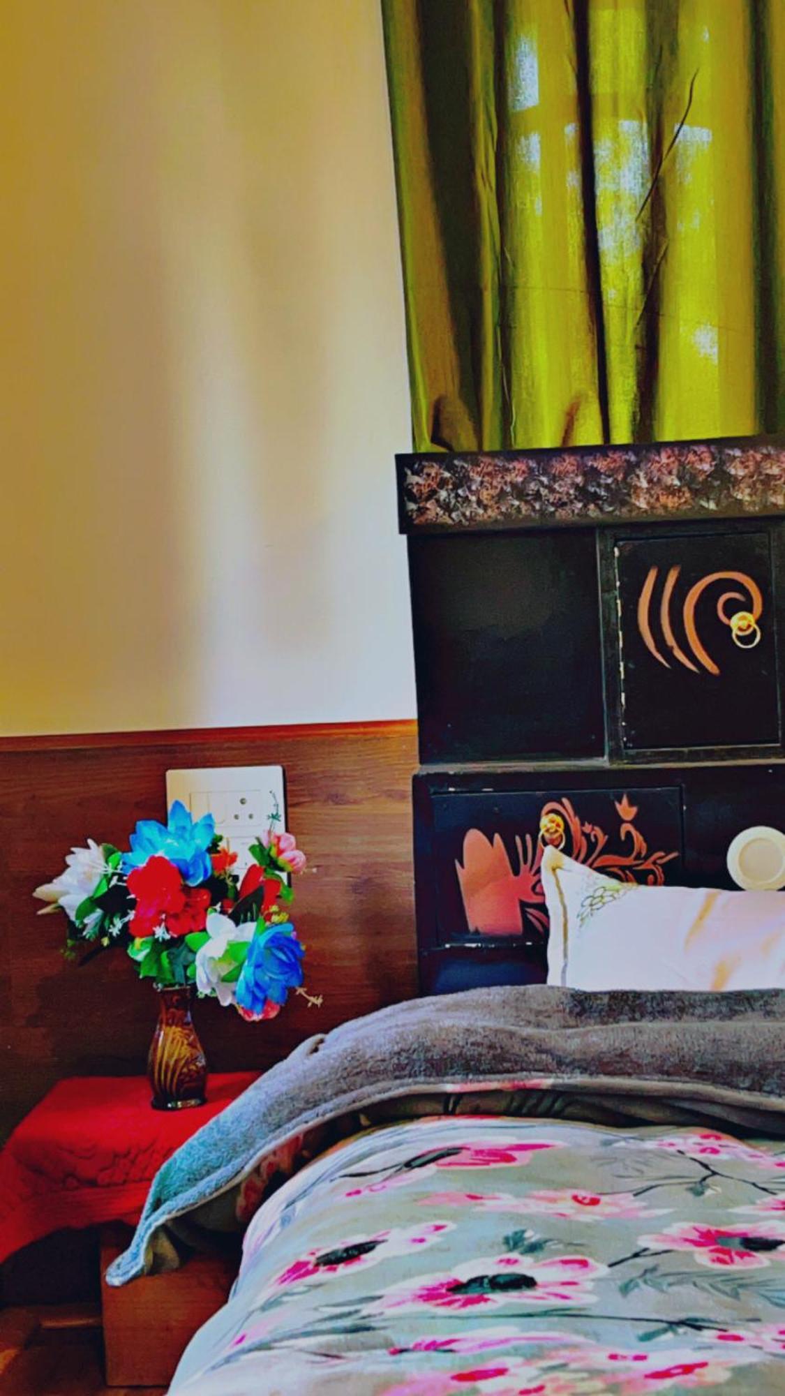 Everest Guest House Gulmarg Esterno foto