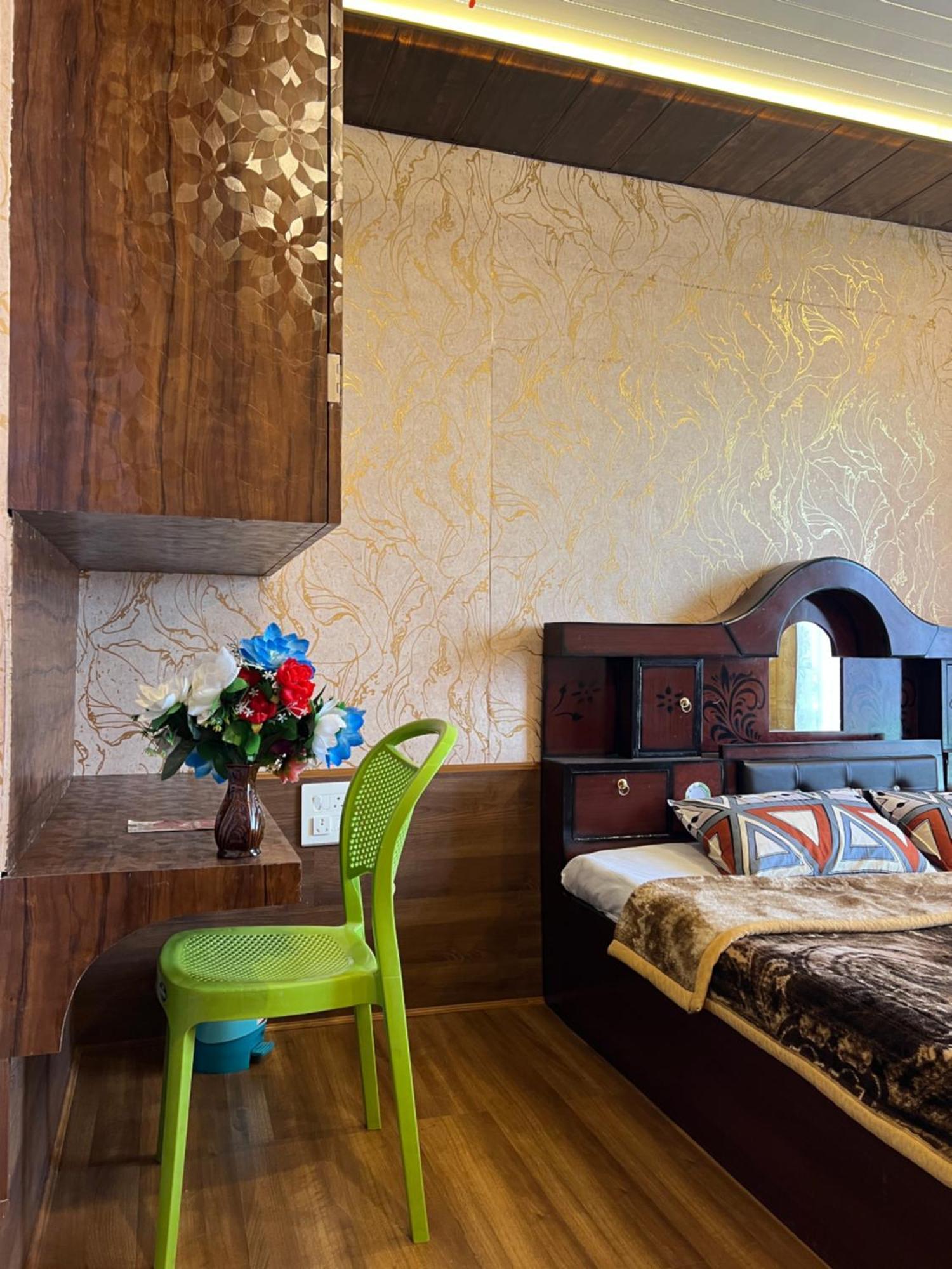 Everest Guest House Gulmarg Esterno foto