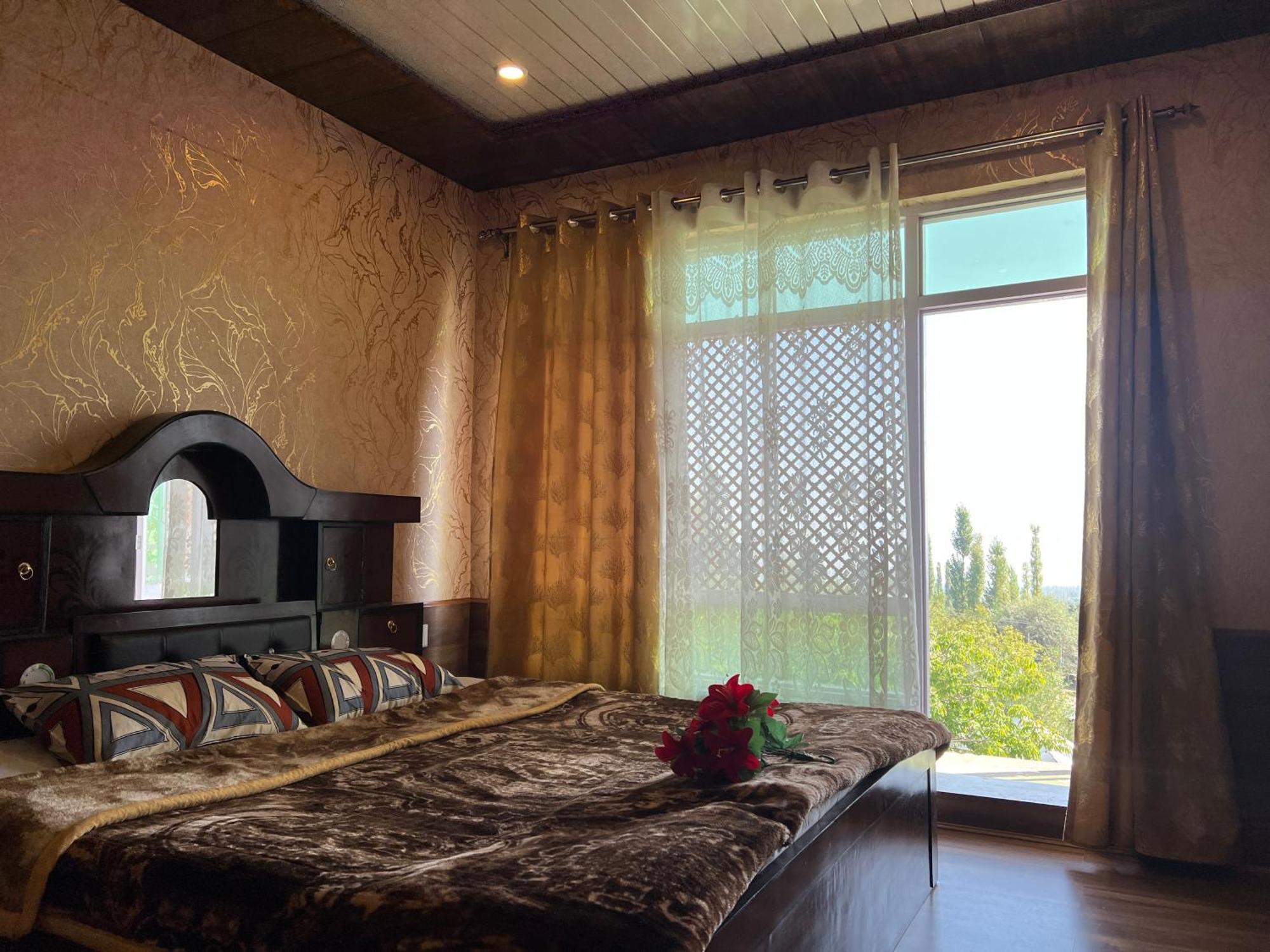 Everest Guest House Gulmarg Esterno foto