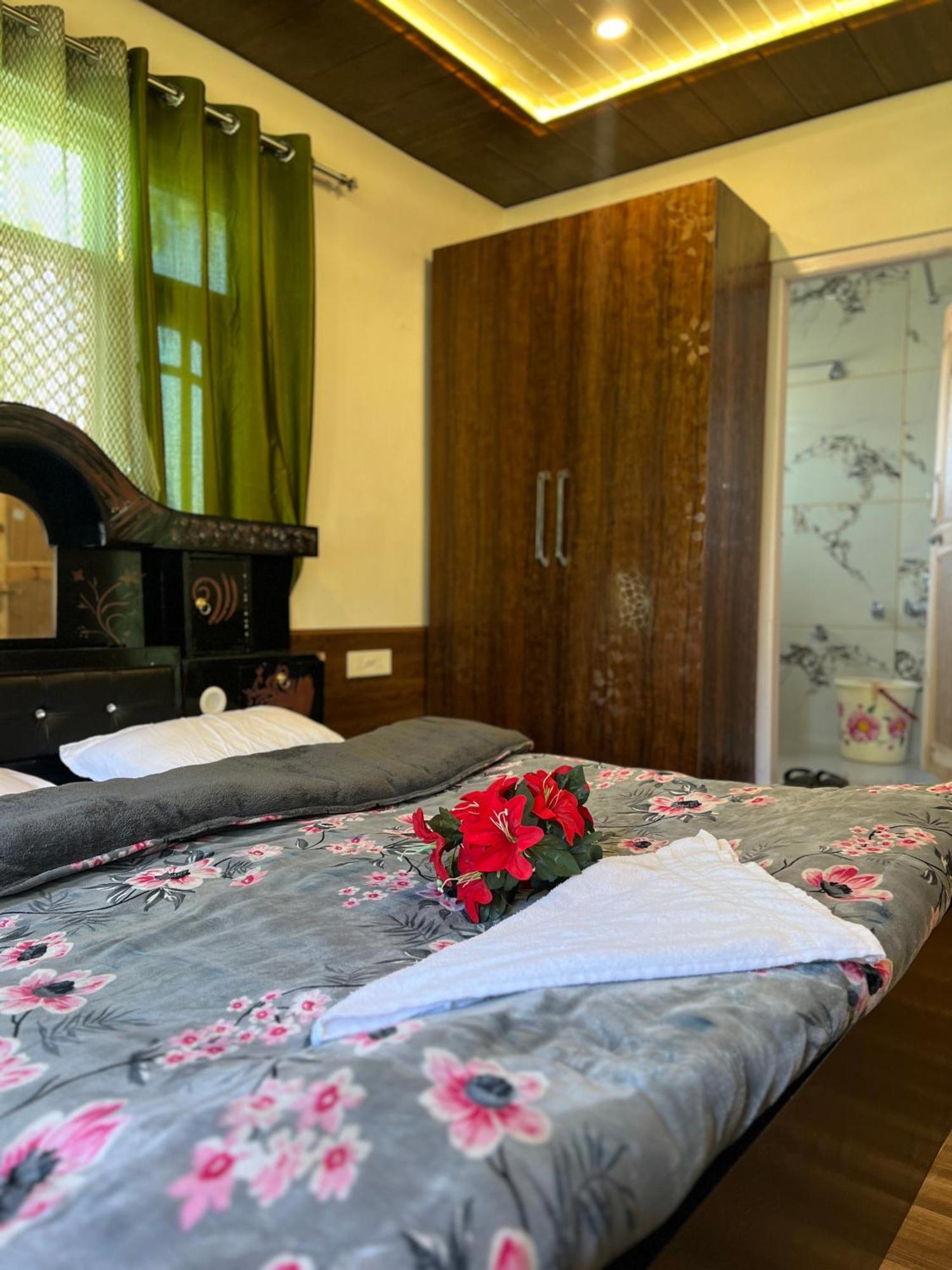 Everest Guest House Gulmarg Esterno foto
