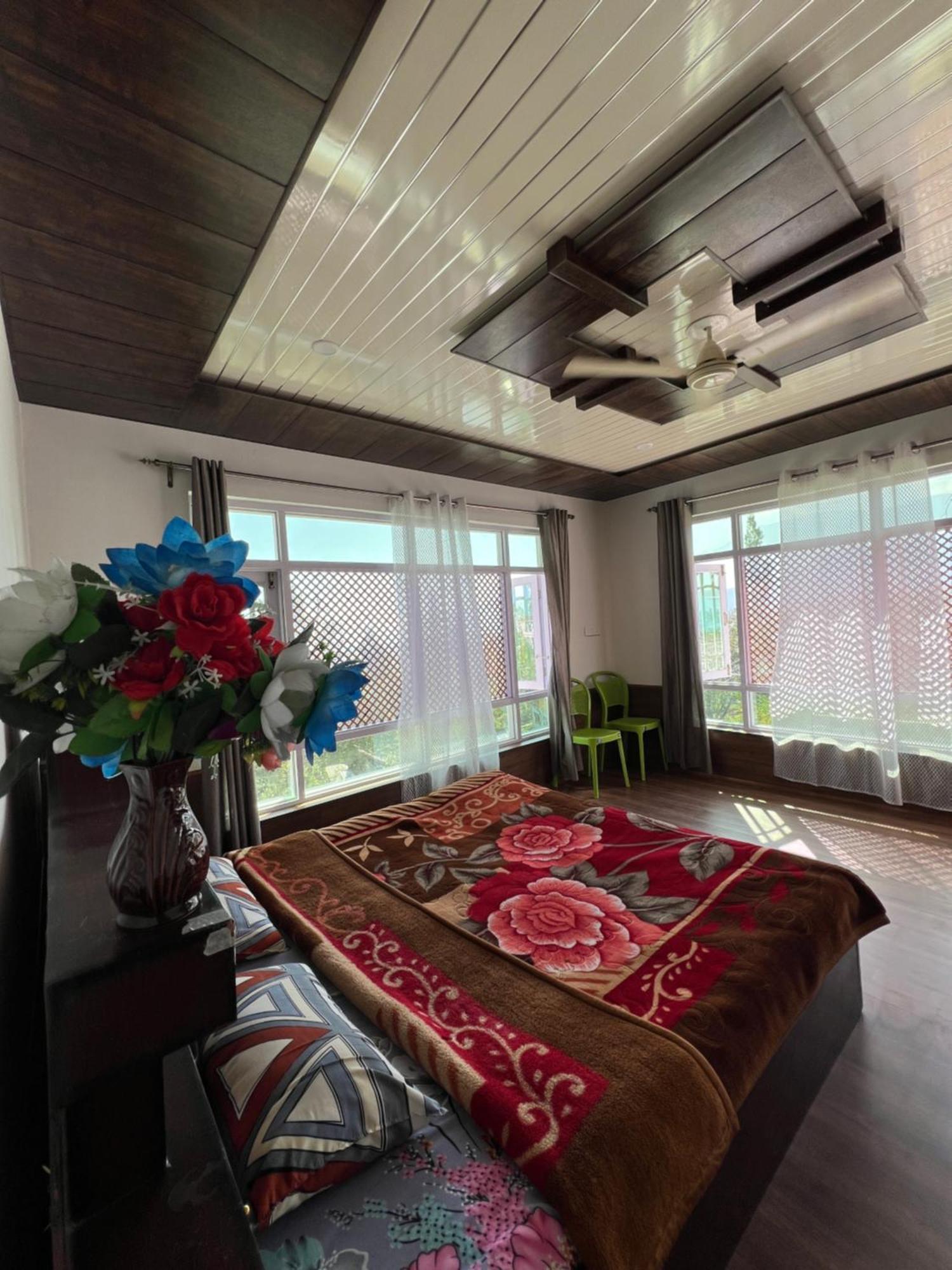Everest Guest House Gulmarg Esterno foto