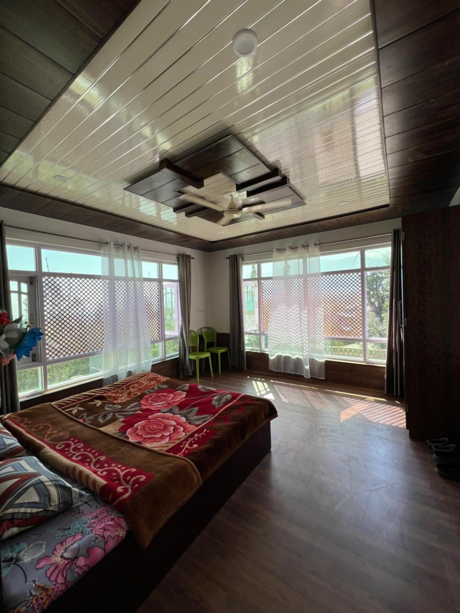 Everest Guest House Gulmarg Esterno foto