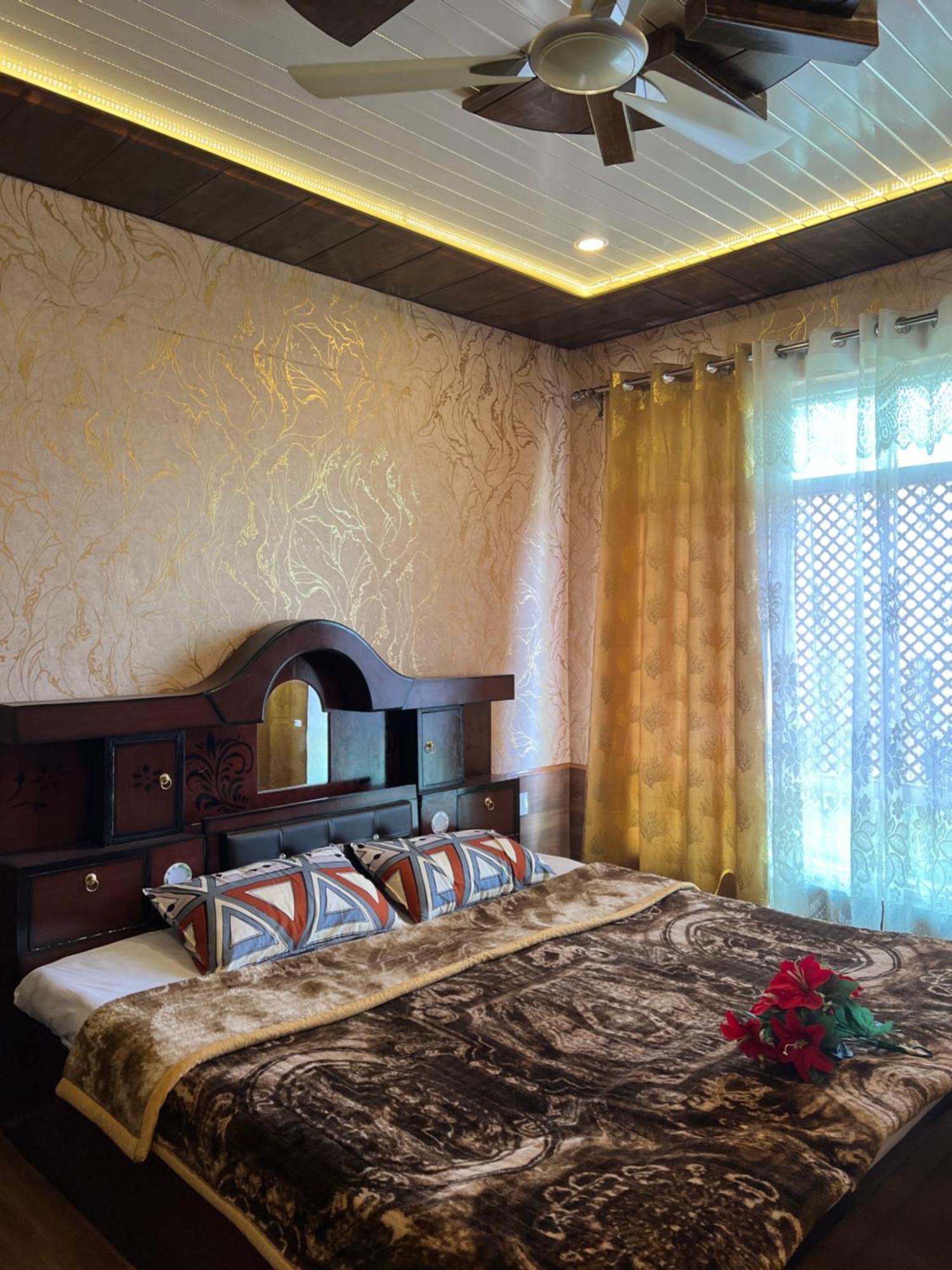 Everest Guest House Gulmarg Esterno foto
